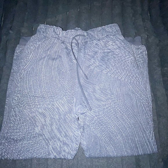 Grey women’s lulu lemon joggers size 8 - Picture 1 of 3